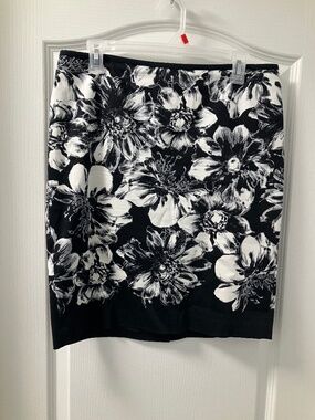 Ann Taylor floral pencil skirt size 8 petite like new
